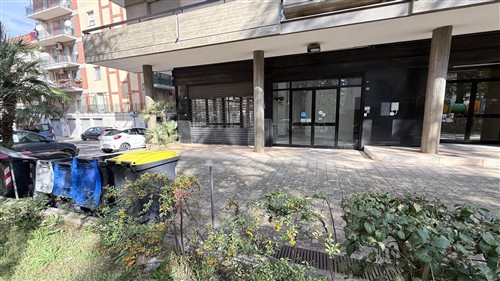 Locale commerciale angolare con 4 vetrine, giardino e cortile, zona ospedale